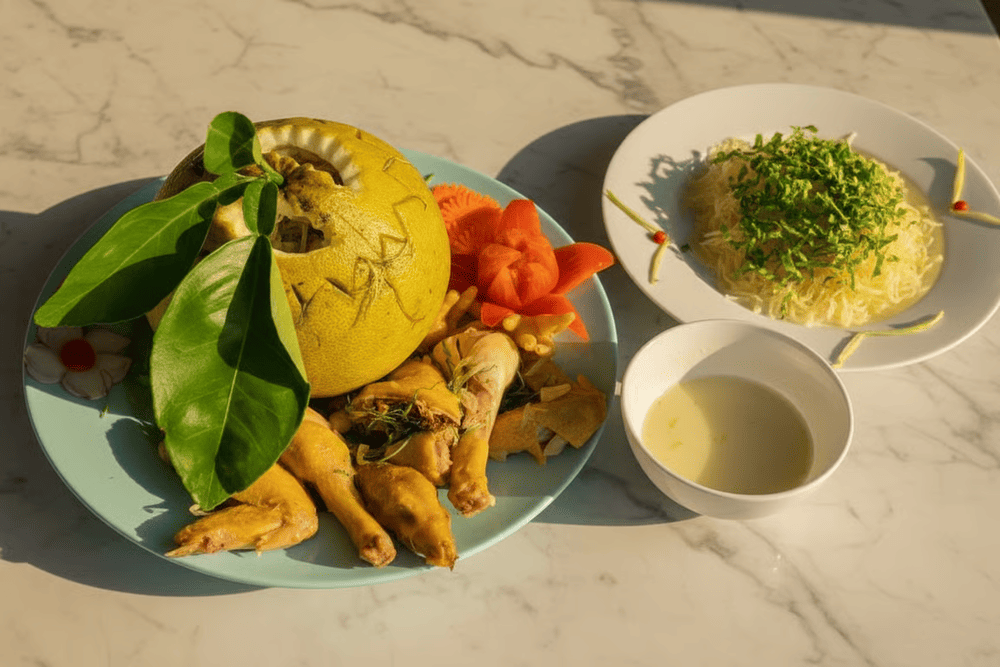 G&agrave; hấp bưởi giữ được vị ngọt tự nhi&ecirc;n, thấm hương vỏ bưởi tạo n&ecirc;n m&ugrave;i thơm đặc trưng kh&oacute; qu&ecirc;n